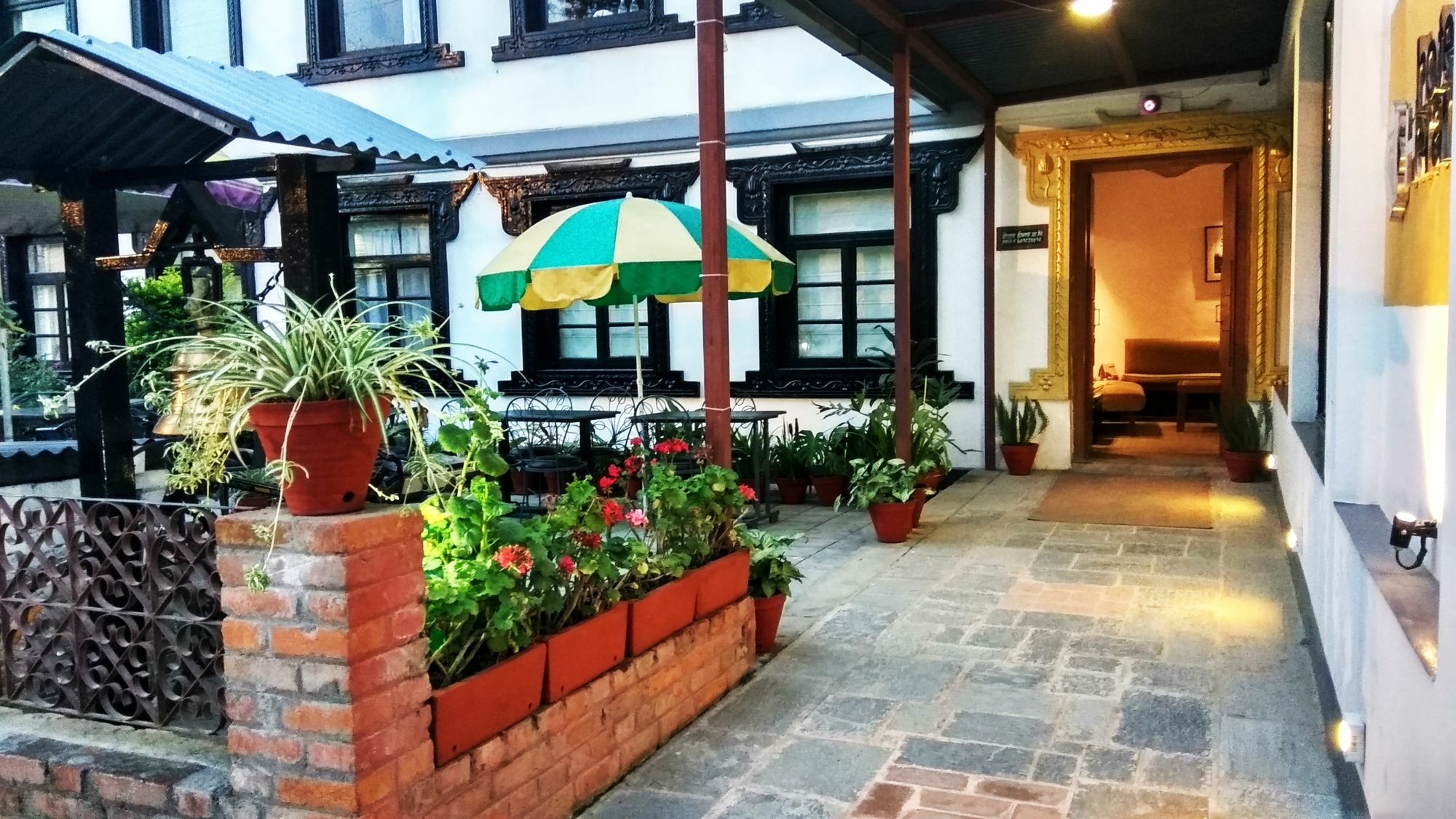 Hotel Heranya Катманду Екстериор снимка
